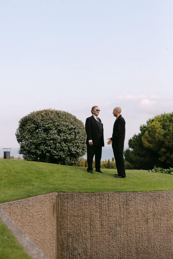 Editorial photography for AD100 x Sklum event at Casa Semienterrada. Minimal outdoor portrait and fashion composition with an elegant aesthetic. Photo by Santa Cruz Juanjo Vega, editorial and luxury event photographer.