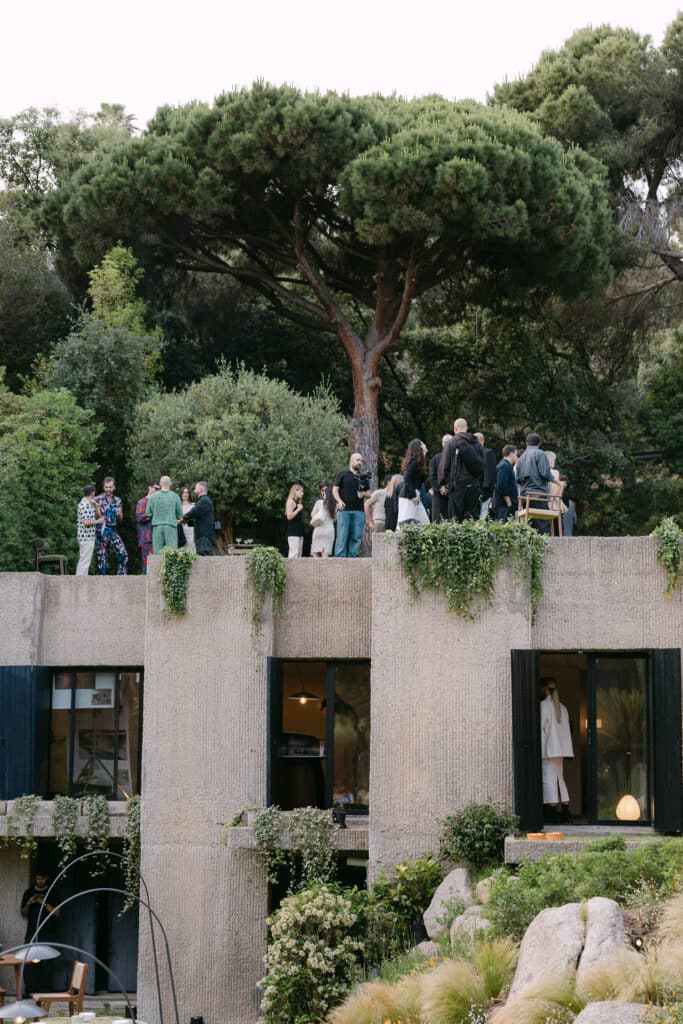 Editorial photography of the AD100 x Sklum event at Casa Semienterrada by Javier Barba. Luxury event photography in an architectural and natural setting, with a contemporary visual narrative. Photo by Santa Cruz Juanjo Vega, photographer of exclusive events and high-end brands.