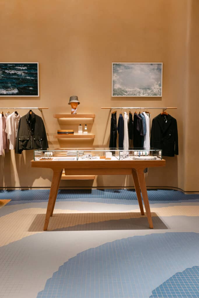 Editorial interior and visual merchandising photography for Hermès in a retail space in Barcelona. Photo by Santa Cruz Juanjo Vega, photographer of exclusive design and fashion events in Barcelona.