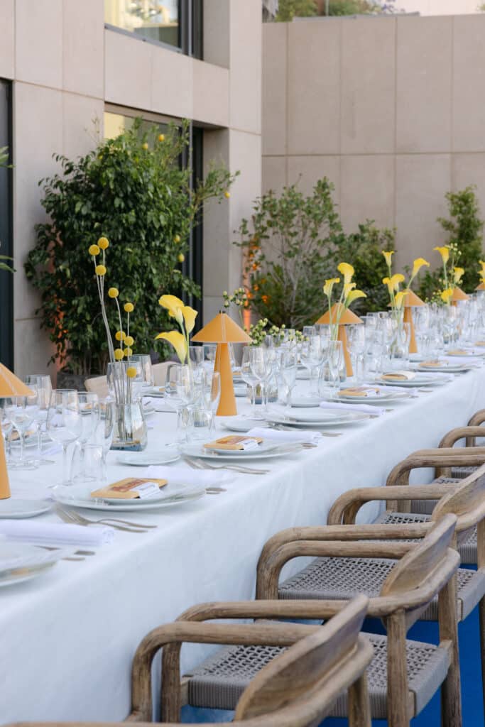 Editorial event photography of the GQ España Creativity Awards dinner setup in Barcelona, featuring a refined outdoor table design and contemporary aesthetic. Photo by Santa Cruz Juanjo Vega, photographer of exclusive events and luxury brands.